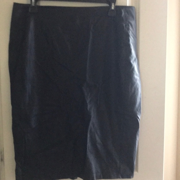 Black faux leather pencil skirt - Picture 2 of 5